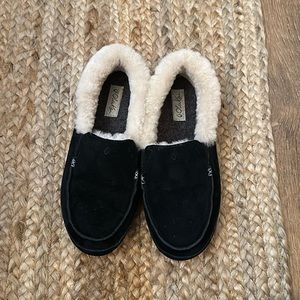 Olukai size 6 black Ku’una slippers
